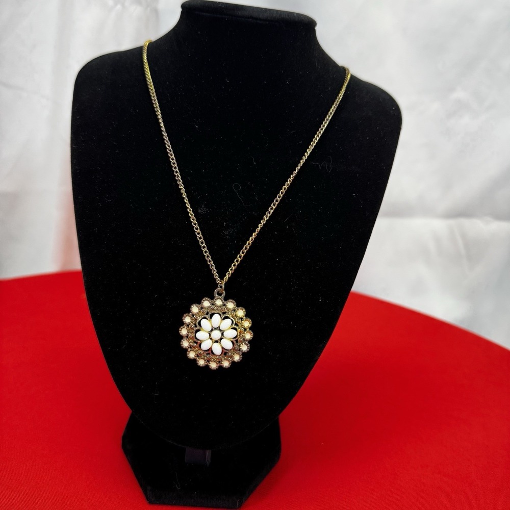 Vintage Gold Tone White‎ Flower Necklace